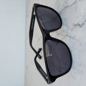 NWOT MARC HUNTER BLACK FRAMED SUNGLASSES